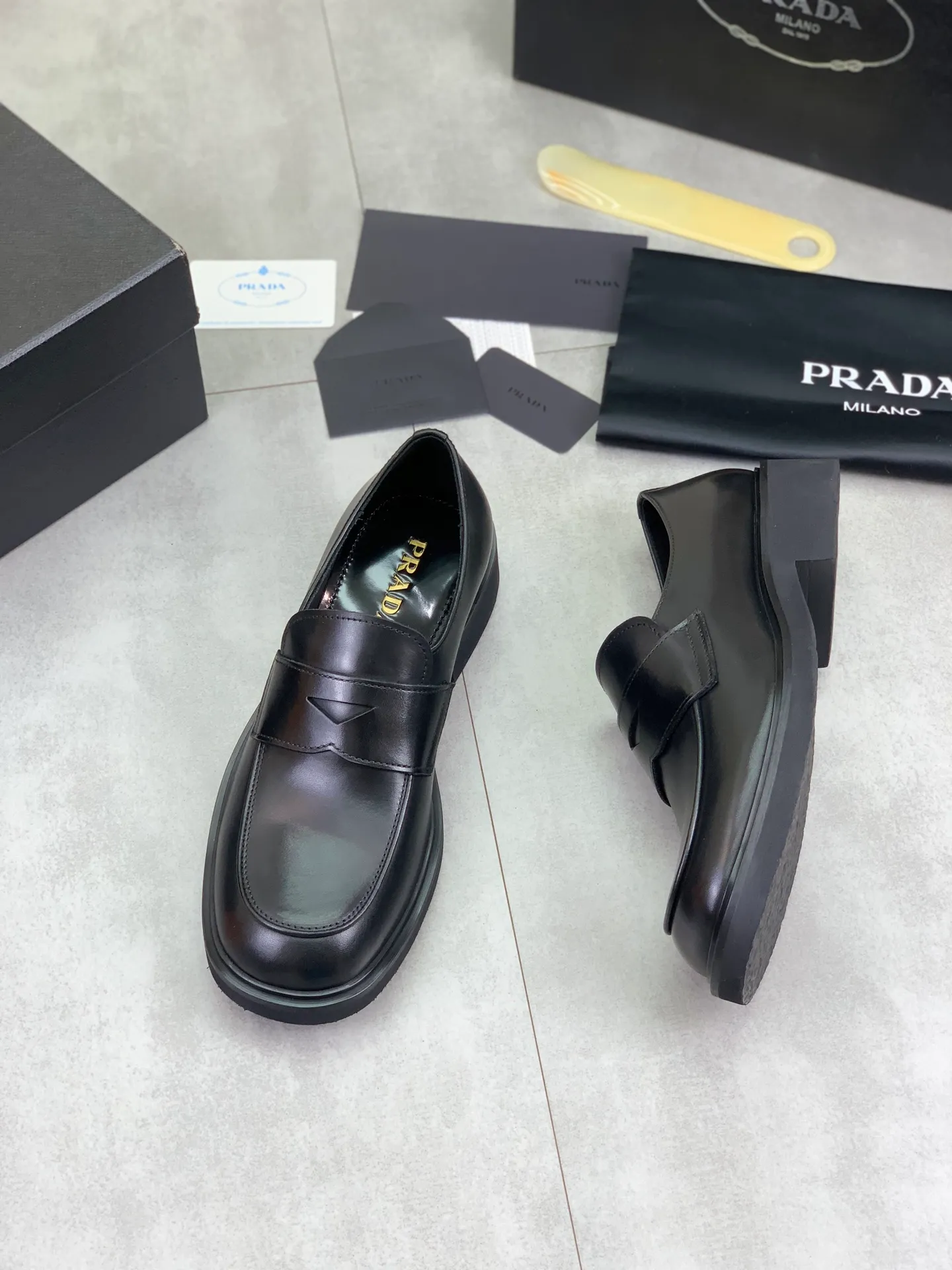 Factory price P840 💰Original quality, top version🔱 ＰＲＡＤＡPrada. Men's business casual leather shoes, top quality cow leather. 1:1 shipment ⬆️Luxurious and noble, all made of imported original first-layer fine suede cowhide, just to create a more comfortable wearing experience. Upper: original comfortable open-edge bead-rubbed calfskin ➕Top imported water-dyed full cow lining, original high-end lightweight and comfortable TPU combination bottom ✔️Code number: 39-44 (38 45 Can be customized)